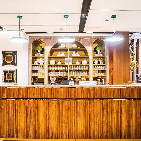 Alhambra Hotel בנדה אקה מראה חיצוני תמונה
